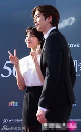 组图：郑恩地纱裙美腿隐现 携手“二哥”申成禄