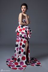 组图：甘露大片炫彩裙装演绎夏日迷情