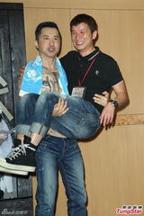 组图：多变哈林(庾澄庆)唱金曲 登小巨蛋万人同欢