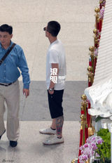 组图：欧豪黑超白T现身机场 小腿纹身艳丽惹眼