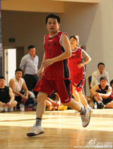 组图:55岁毕福剑打篮球狂揽73分 观众:不服不行