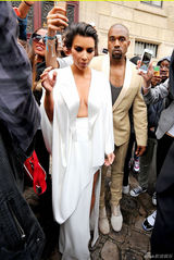 组图：卡戴珊新婚在即 中开白裙秀双球