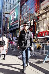 组图：陈晓东漫游街头 蓄须素颜秀男人味