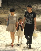 组图：马伊琍携女儿探望文章 贴心为老公点餐