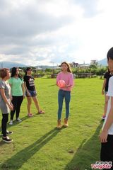 组图：邓丽欣歌迷会7周年 与粉丝互动欢乐嬉戏