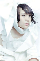 组图：海清封面大片演绎仲夏之梦 变仙境精灵