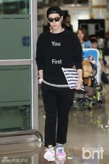 组图：韩星朴海镇返韩 黑装粉鞋酷劲十足