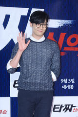 独家：崔丹尼尔宣传新片戴眼镜似哈利波特