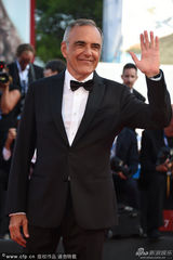 组图：威尼斯开幕 电影节主席阿尔伯托微笑亮相