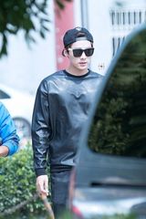 组图：《盗墓笔记》路透 李易峰穿西装帅气逼人