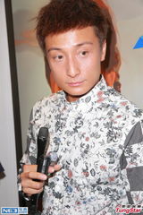 组图：方力申拍内裤广告 巨雕成焦点感无奈