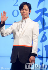 组图：《朝鲜神枪手》发布会 李准基变可爱侠客