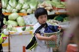 组图：萌娃独自出任务集市砍价 爸爸变装成妖怪