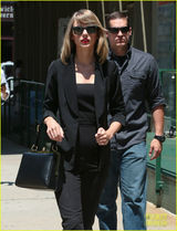 组图：斯威夫特全黑装束出街 抹胸连体裤秀纤腰