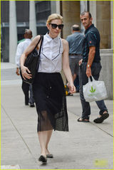 组图：布兰切特黑色纱裙现身 背大包显吃力