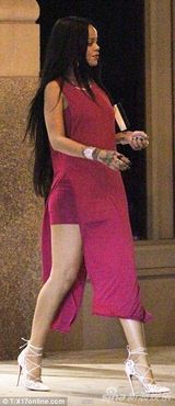 组图：蕾哈娜变身粉红女郎 长裙飘逸露修长美腿