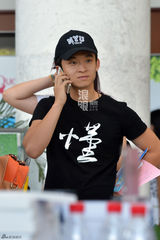 组图：少年影帝董子健开学 休闲装萌笑报到中戏