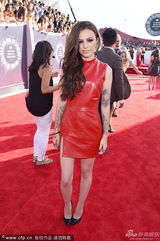 组图：洛伊德超短皮裙亮相 纹身惹眼不失可爱