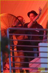 组图：碧昂丝与老公酒后兴致高 贴面搂腰似热恋