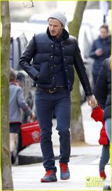 组图：贝克汉姆牵爱女逛街 眼含深情父爱满溢