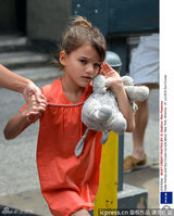 组图：小苏瑞橙裙抱娃娃出街见镜头皱眉露不爽