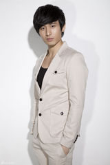 组图：成毅米色西装低调中彰显魅力