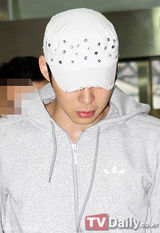 组图：JYJ今日抵韩国 闻噩耗朴有天泪洒机场