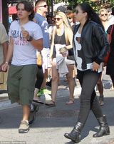 组图：杰克逊长子与公主女友吃冰激凌秀甜蜜