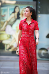 组图：何琳冷艳大女人街拍 红色长裙风情魅惑