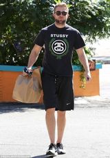 组图：帕丁森独自出街买午餐 满脸胡渣帅气不再