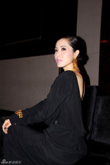 组图：曾黎时尚活动性感露背装频抢镜