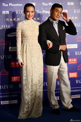 组图：舒淇镂花长裙亮相红毯 梁家辉绅士风