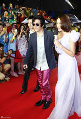 组图：最强音雨中走红毯 章子怡透视装心情靓