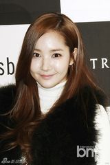 组图：金宇彬朴敏英亮相品牌活动展冬季时尚