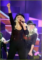 组图:儿童选择奖红毯  暮光女秀美腿钱妞变绅士