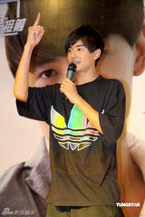 幻灯：郑元畅与歌迷见面互动 发EP开嗓秀唱功