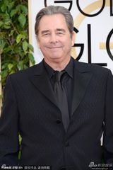 组图：《米勒一家》男星博-布里奇斯亮相金球奖