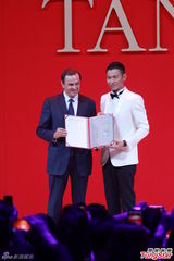 组图：刘德华西装领结变王子 生日愿望再添丁