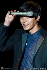 高清组图：玄彬上海开唱 与粉丝合影自拍乐陶陶