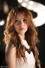 组图：邓紫棋《歌手》造型狂野 变酷帅摩托手