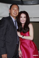 组图：温碧霞庆生与老公接吻秀甜蜜