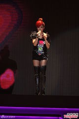 组图：丁当开唱险出事故 与徐佳莹女女亲吻