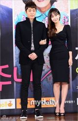 组图：李相烨等宣传新剧 洪秀贤超低胸秀事业线