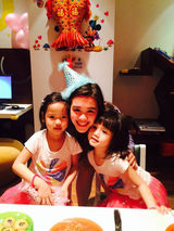 组图：钟丽缇爱女Cayla四岁生日 捧元宝甜笑