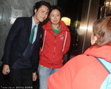 组图：陈坤夏雨上海现身 路遇粉丝合影毫无架子