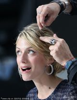 组图：梅拉尼一秒变表情帝 与摩尔逗趣笑不停