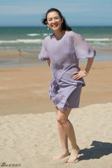 组图：章子怡法国出席电影节 光脚踩沙灿笑迷人