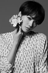 组图：韩星柳仁英时尚写真 尽展成熟知性魅力