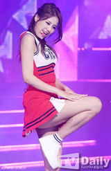 组图：韩女团f(x)热力献唱 雪莉长腿惊人