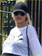 组图：克里斯蒂娜挺超大孕肚 下巴依旧尖尖